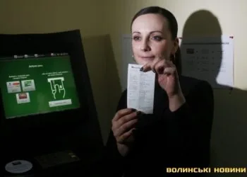 Для прозорого адміністрування благодійних внесків Волинський онкодиспансер у 2017 році розпочав співпрацю з благодійним фондом «СТОПРАК». Президент фонду Марія Адамчук презентує спосіб оплати внесків через термінал.