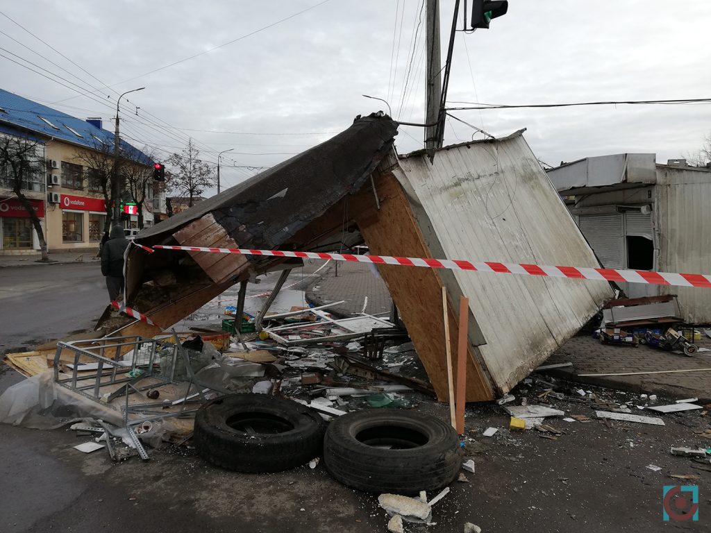 Старий, Центральний ринок Луцьк. Погром, демонтаж майна. Розтрощений контейнер