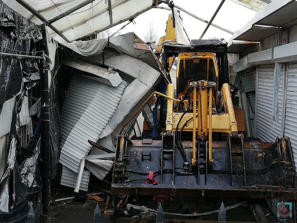 Старий, Центральний ринок Луцьк. Погром, демонтаж майна. Контейнери і бульдозер, грейдер