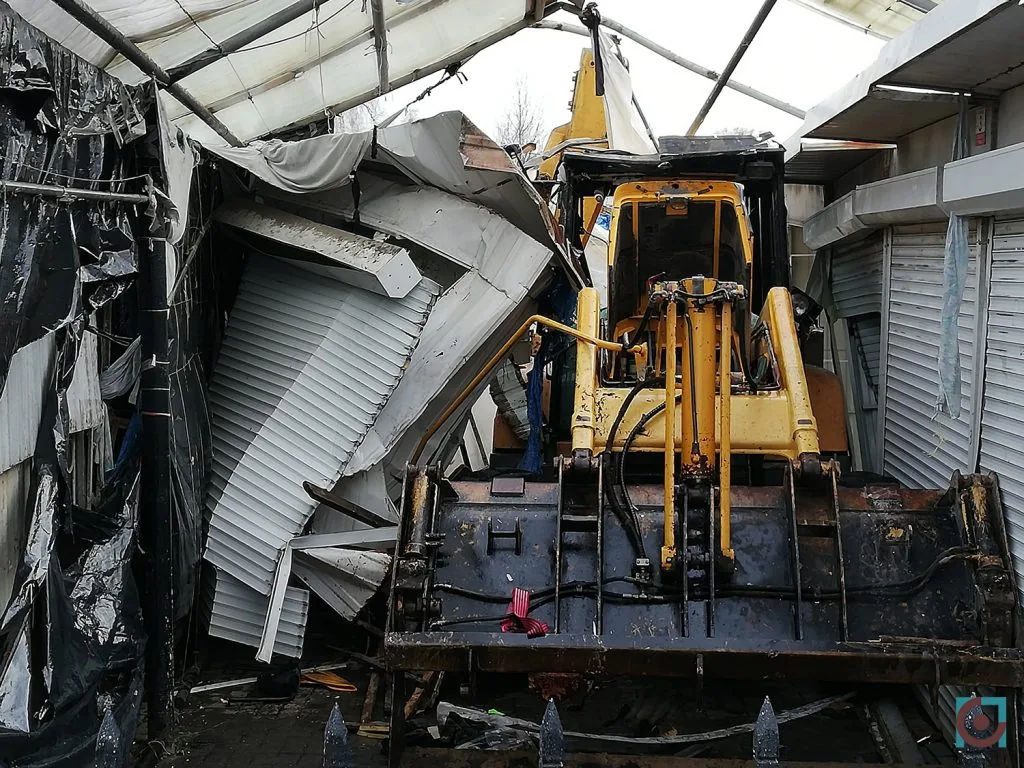 Старий, Центральний ринок Луцьк. Погром, демонтаж майна. Контейнери і бульдозер, грейдер