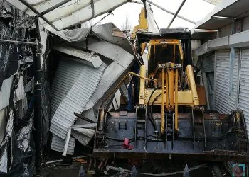 Старий, Центральний ринок Луцьк. Погром, демонтаж майна. Контейнери і бульдозер, грейдер