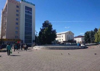 театральний майдан, площа центральний фонтан Луцька