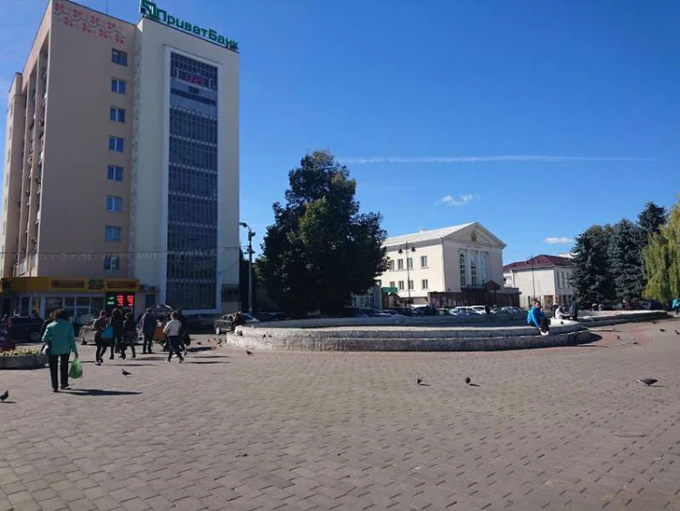 театральний майдан, площа центральний фонтан Луцька