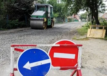 ремонт дороги, проїзд заборонено ремонт вулиці, каток