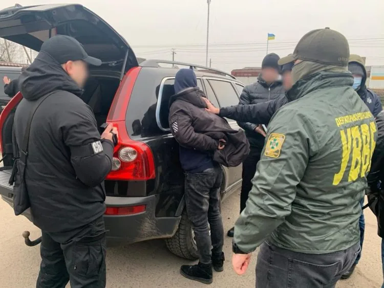 Затриманого на хабарі прикордонника оштрафують на 17 тисяч