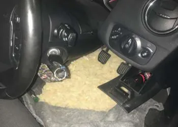 бурштин під ковроліном в авто 1