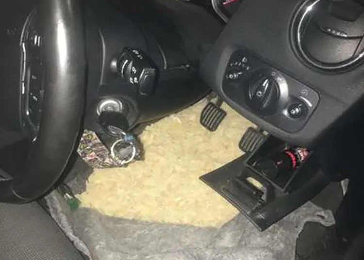 бурштин під ковроліном в авто 1