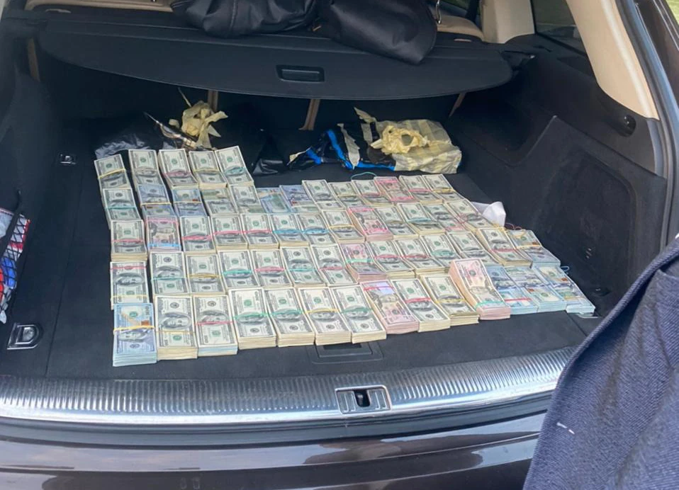 Знайдені у багажнику автівки митника Бурдейного понад 704 тисячі доларів. Джерело: ДБР