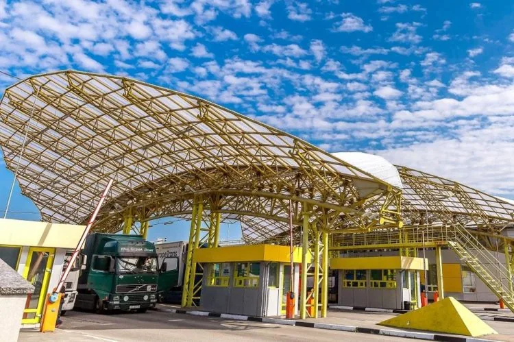 Закрили провадження щодо 23 волинських митників, яких підозрювали у контрабанді та корупції