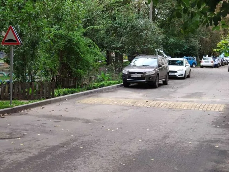 "лежачий поліцейський" на Львівській