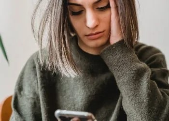 дівчина смартфон відео інтернет