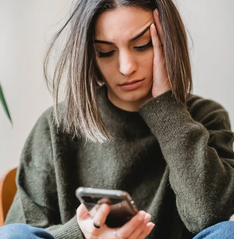 дівчина смартфон відео інтернет