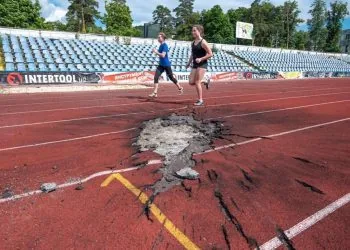 спорстмени на зіпсованому стадіоні
