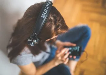 дівчина слухає музику