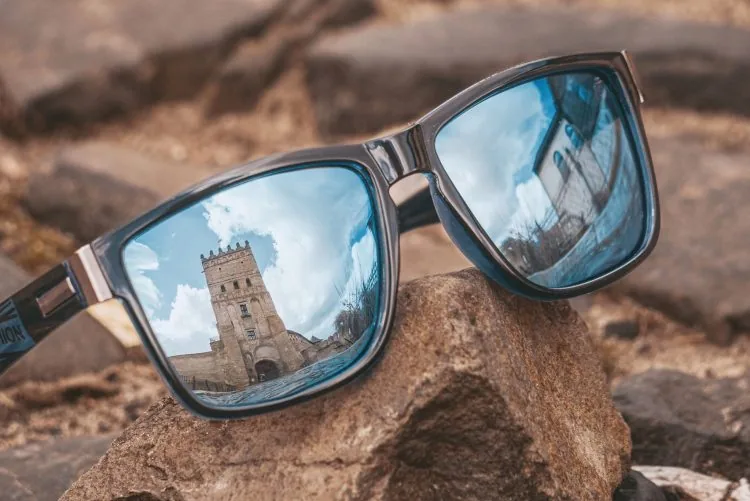 окуляри і замок