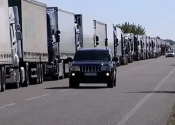 черга з вантажівок