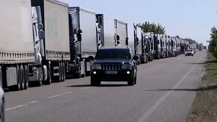 черга з вантажівок