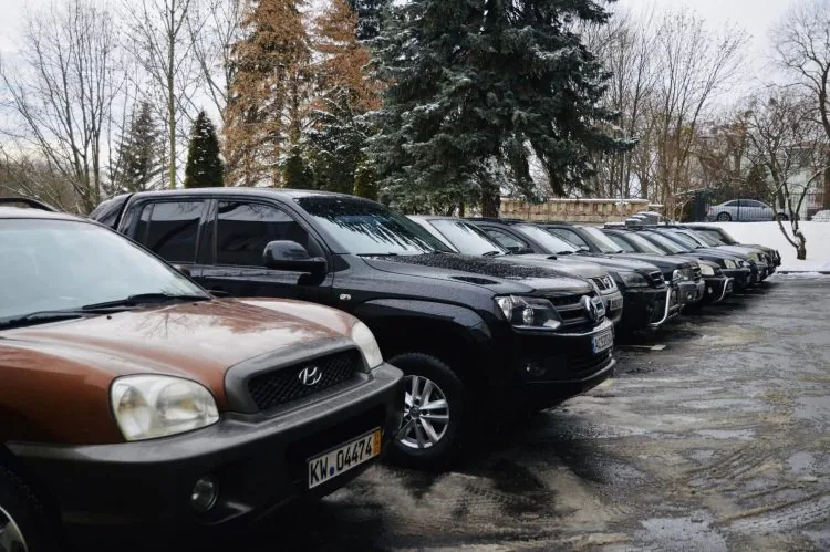 Пікапи на передову від лісівників. Другий зліва – був у користуванні Кватирка