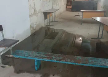 калюжа в укритті ліцею у Володимирі