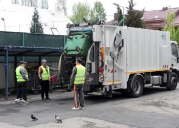 Сміттєвоз Івеко і комунальники Луцьк