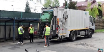 Сміттєвоз Івеко і комунальники Луцьк