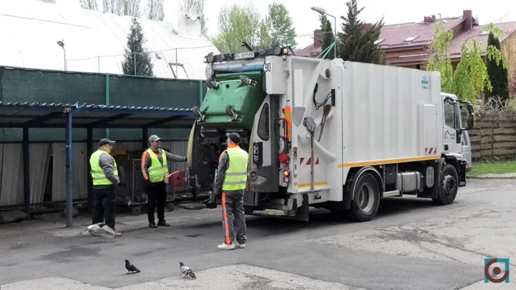 Сміттєвоз Івеко і комунальники Луцьк