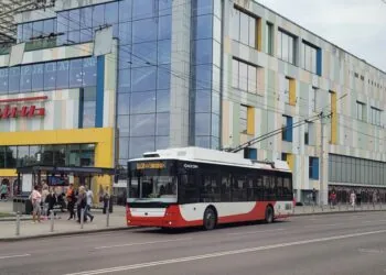 Тролейбус у Луцьку ТРЦ Промінь