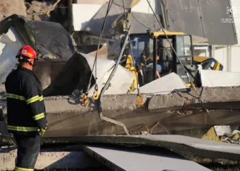 Наслідки влучання російської ракети у Луцьку ліквідовували 34 рятувальники.