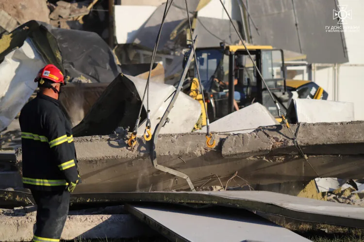 Наслідки влучання російської ракети у Луцьку ліквідовували 34 рятувальники.