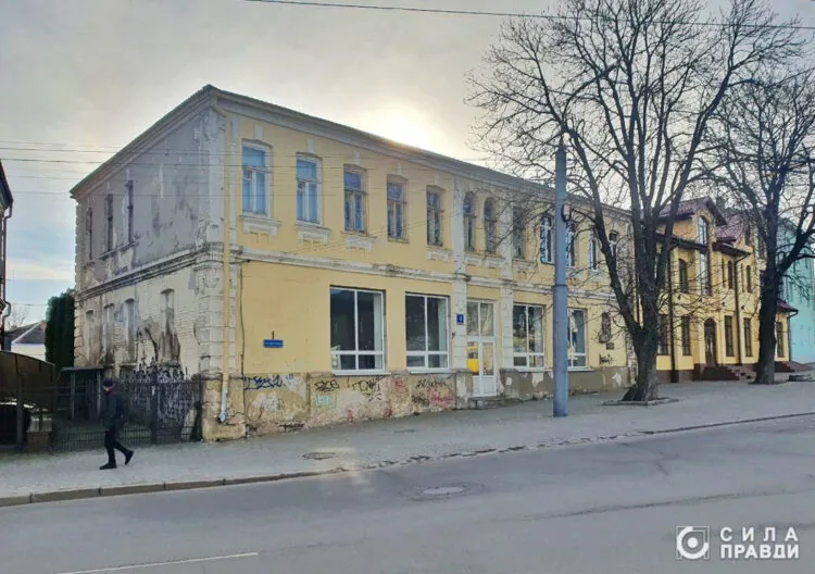 Драгоманова,1. Частина будинку була предметом судового спору і її повернули з приватної у комунальну власність.