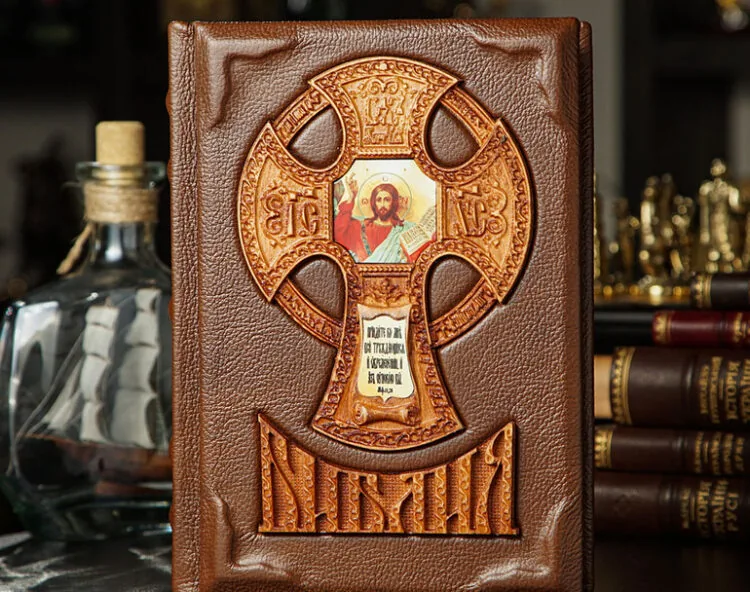 Біблія в дерев'яній обкладинці