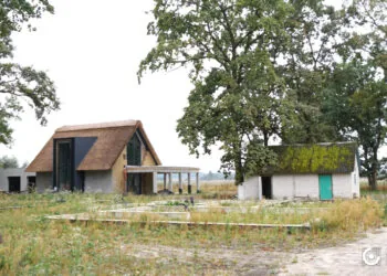 Недобудований котедж №2 і фундамент бізнесмена Станіслава Куренди на території колишнього лісомисливського господарства «Звірівське». Будівлі розташовані біля майнового комплексу з VIP-готелем для мисливців «Zviriv»