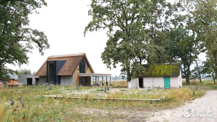 Недобудований котедж №2 і фундамент бізнесмена Станіслава Куренди на території колишнього лісомисливського господарства «Звірівське». Будівлі розташовані біля майнового комплексу з VIP-готелем для мисливців «Zviriv»