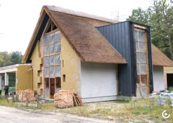 Недобудований котедж №1 на території колишнього лісомисливського господарства «Звірівське». Будівлі розташовані біля майнового комплексу з VIP-готелем для мисливців «Zviriv»