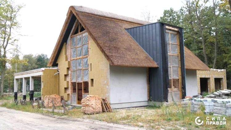 Недобудований котедж №1 на території колишнього лісомисливського господарства «Звірівське». Будівлі розташовані біля майнового комплексу з VIP-готелем для мисливців «Zviriv»