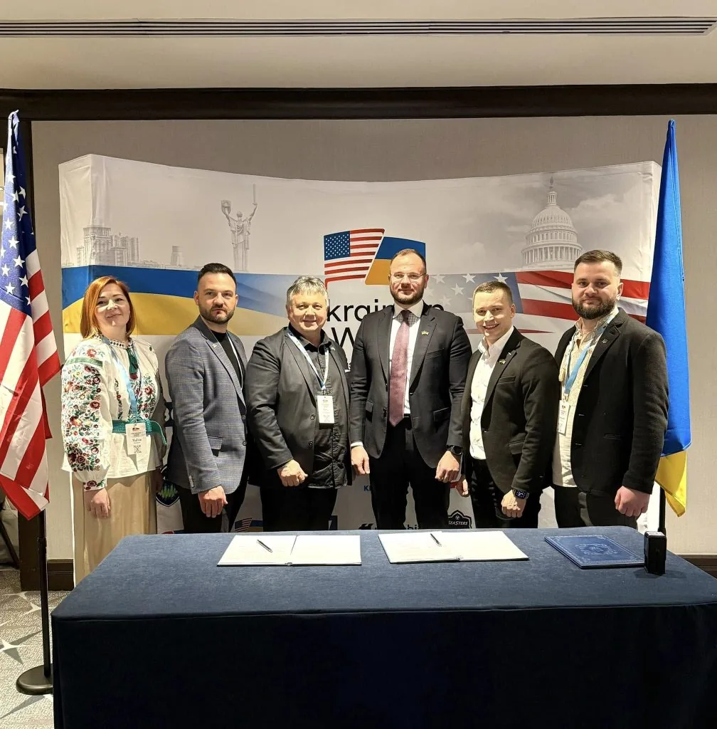 Підписання угоди з організацією NGO «Together Ministry». Джерело: сторінка у Facebook Романа Кравчука.