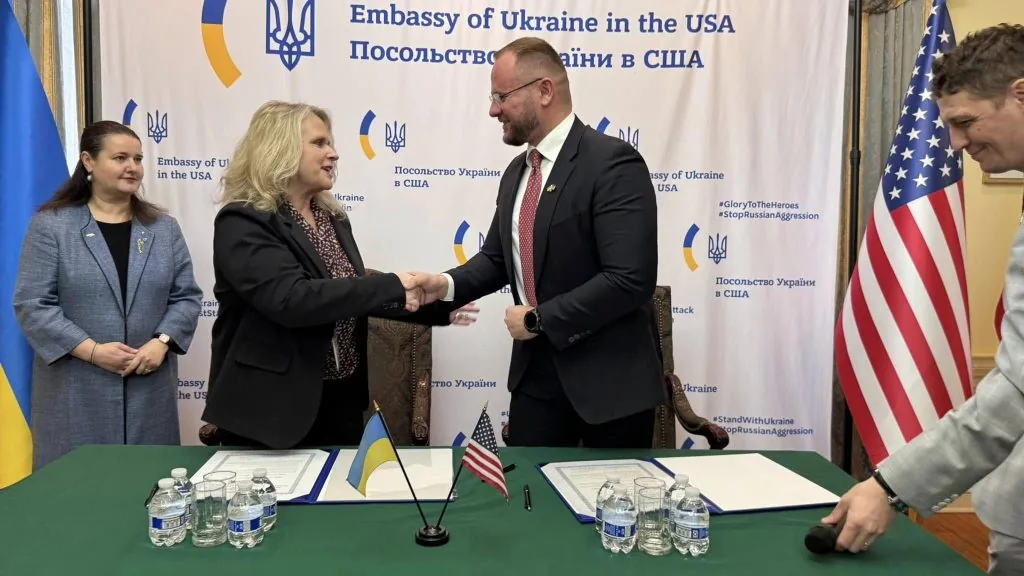 Підписання угоди про співпрацю з містом Кент (США). Джерело: сторінка у Facebook Романа Кравчука.