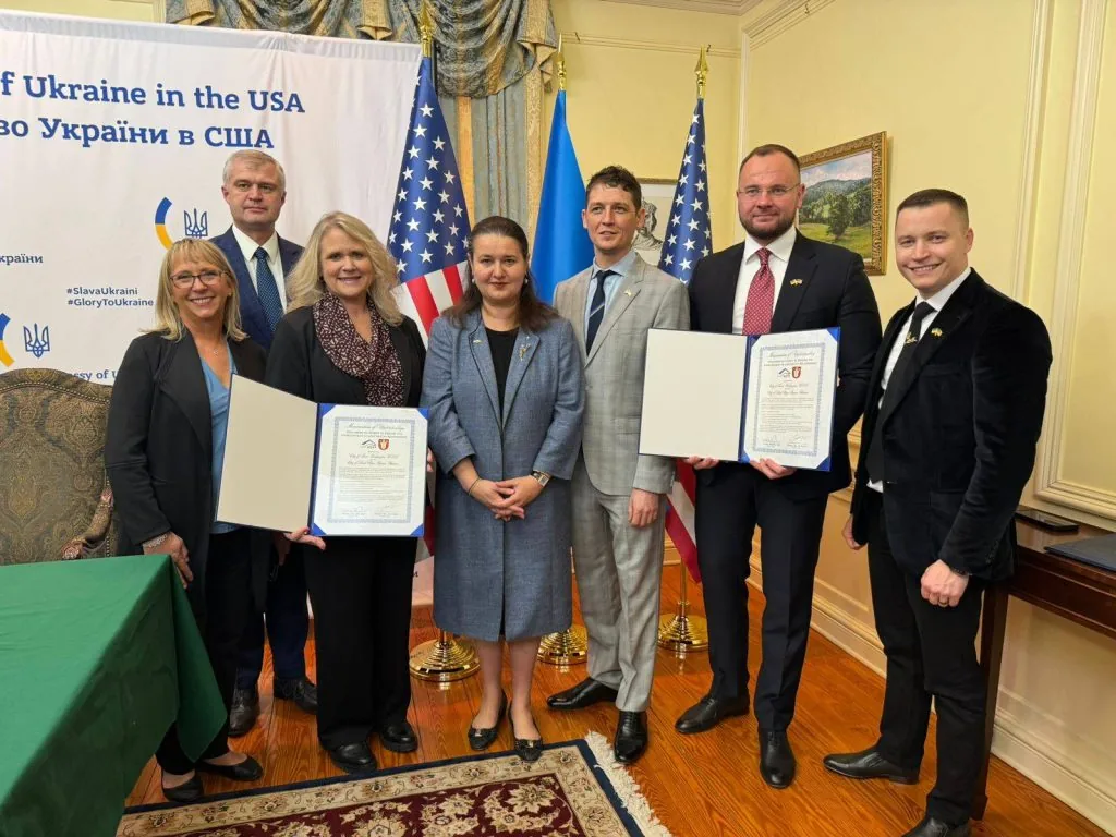 Підписання угоди з містом Кент. Джерело: сторінка нардепа Рубльова у Facebook