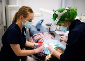 лікування зубів у стоматолога під мікроскопом