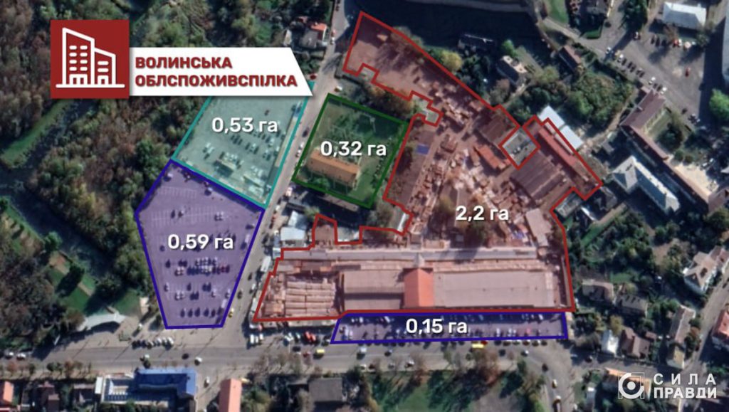 Супутниковий знімок ділянки площею 2,2 гектара, яку до середини 2021 року орендувала Волинська облспоживспілка. На ній розташовані торгові контейнери і павільйон «Заготівельник»