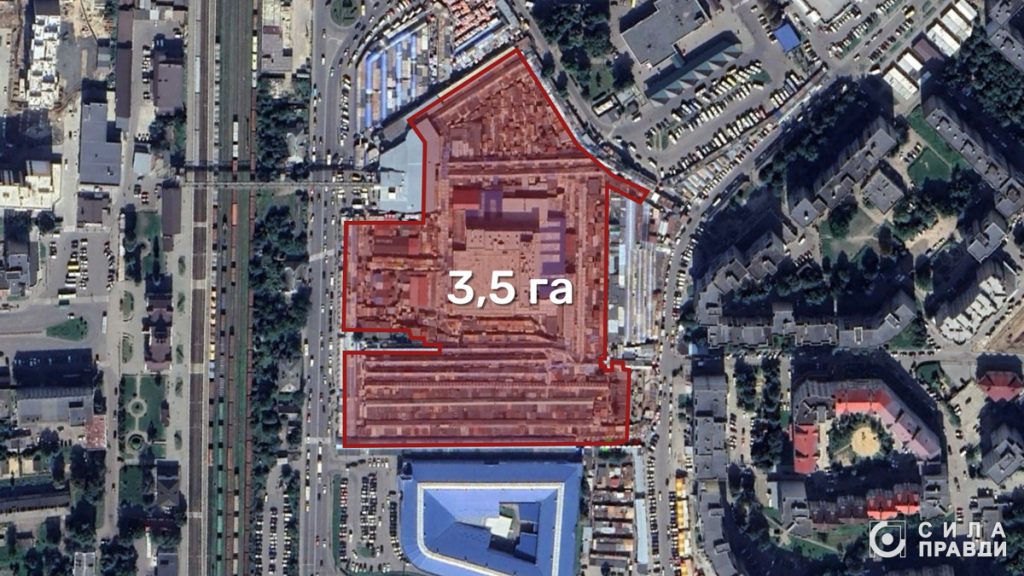 Супутниковий знімок ділянки площею 3,5 гектара на Завокзальному ринку, що розташований на вулиці Карпенка-Карого, 1, у Луцьку. З кінця 2021 року ця територія належить Волинській облспоживспілці