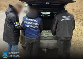 Викрили групу на чолі з екскерівником міграційної служби. Переправляли чоловіків до Білорусі за 12 тисяч доларів