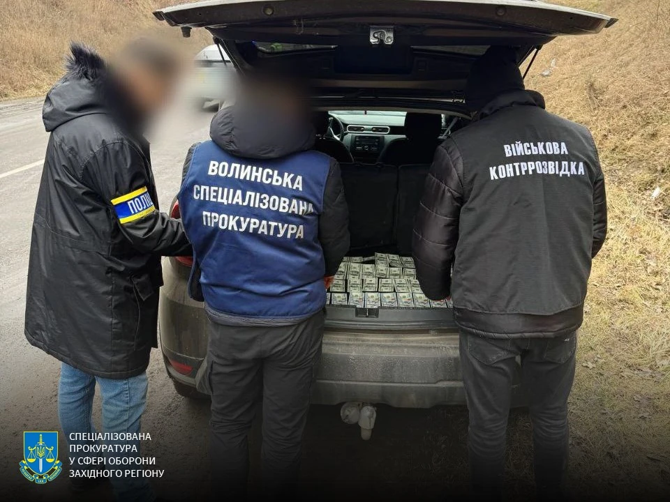 Викрили групу на чолі з екскерівником міграційної служби. Переправляли чоловіків до Білорусі за 12 тисяч доларів