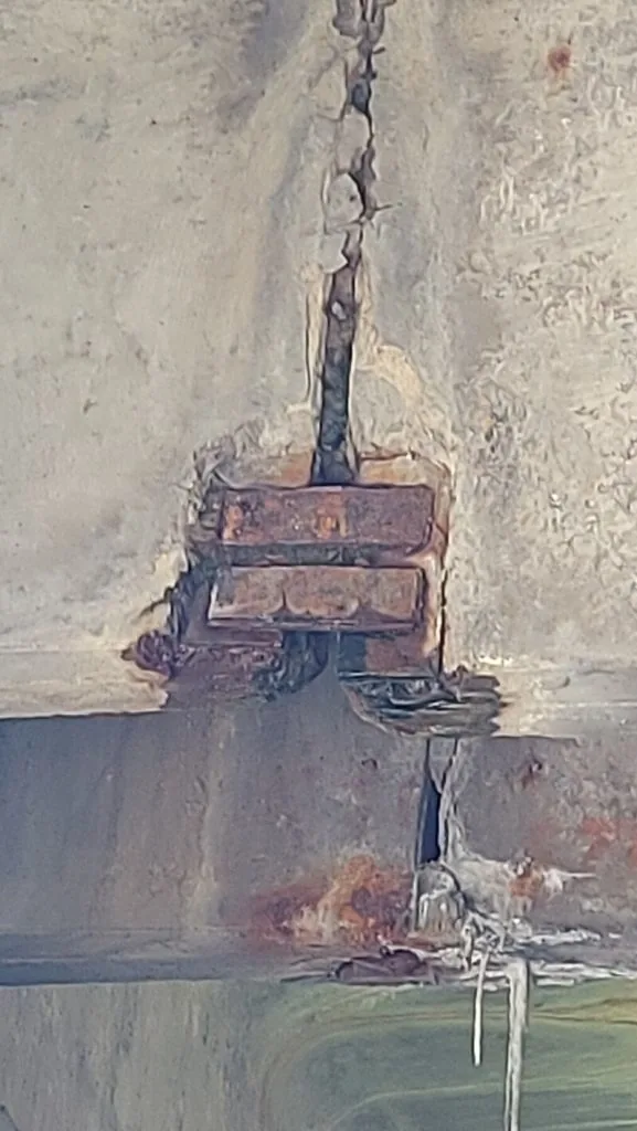 Тріщини на мосту в 2021 році. Джерело: https://pershyj.com