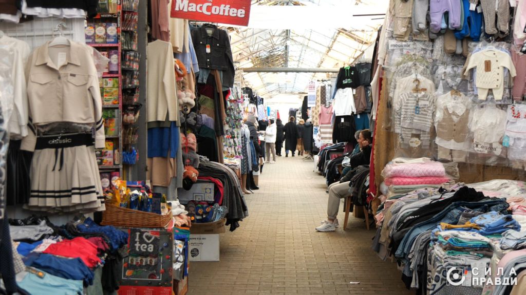 Торговий ряд на Центральному ринку Луцька. Одяг