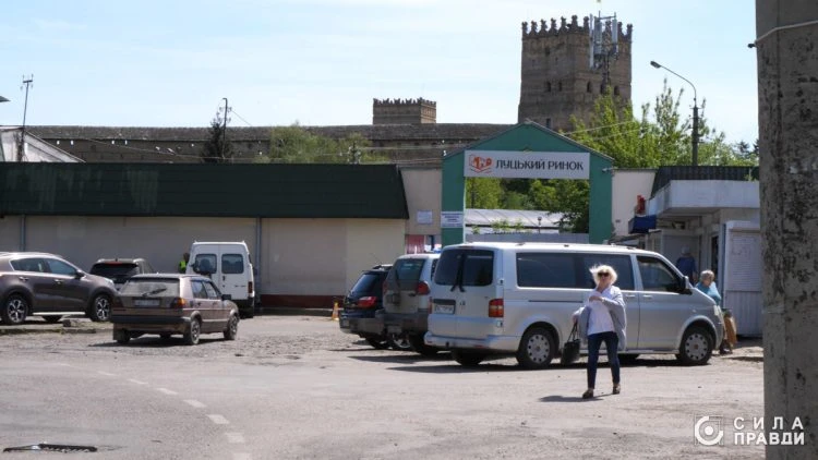 Вивіска "Луцький ринок" при вході на Центральний ринок Луцька (Глушець, 1). 2024 рік