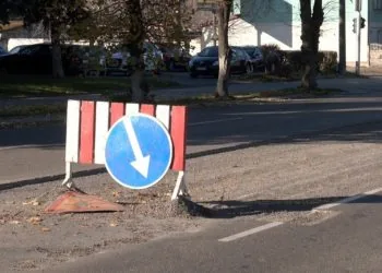 Ділянка дороги на вулиці Ковельській у Луцьку, де вирізали старий шар асфальту, щоб покласти новий. Фото Суспільне Луцьк.