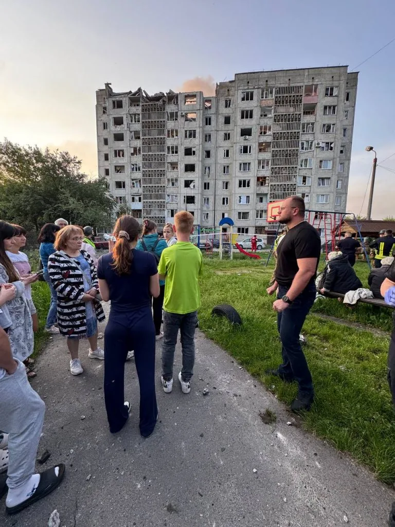 Ігор Поліщук на місці влучання у багатоповерхівку Луцька. Джерело: https://t.me/mayorpolishchuk/1715