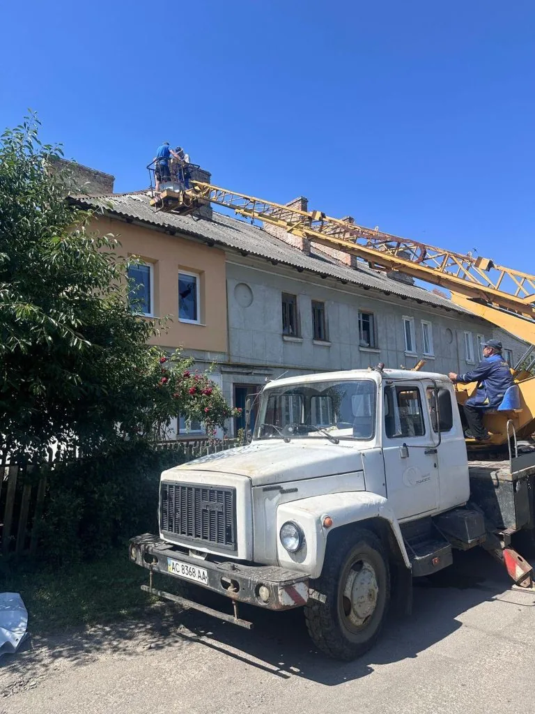 Тимчасові ремонтні роботи в будинках, які постраждали від російської атаки на Луцьк 12 липня 2025 року. Джерело: фейсбук-сторінка Ігоря Поліщука