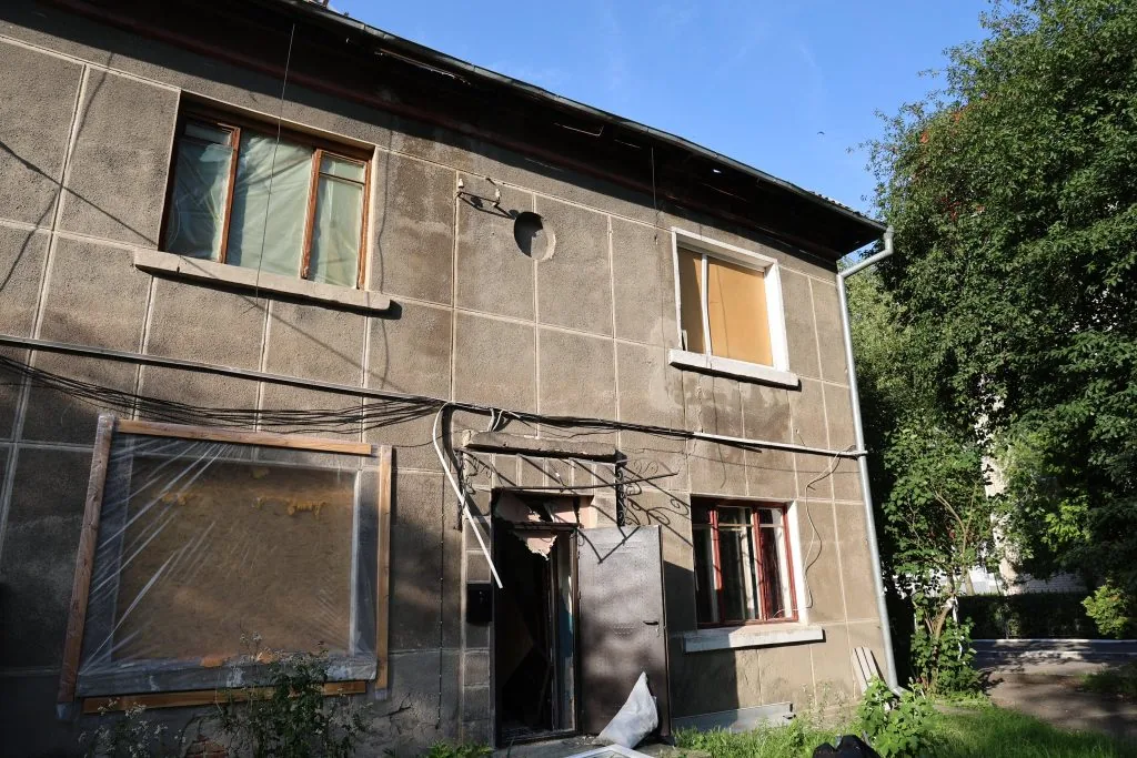 Тимчасові ремонтні роботи в будинках, які постраждали від російської атаки на Луцьк 12 липня 2025 року. Джерело: фейсбук-сторінка Ігоря Поліщука